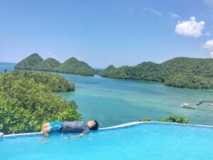 週末観光で訪れたインフィニティプールでの写真、リフレッシュの一コマ（ドゥマゲテ留学）