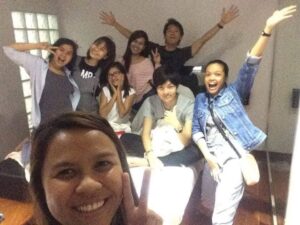 先生の家に招かれて撮った写真、現地での交流とホスピタリティ（ドゥマゲテ留学）