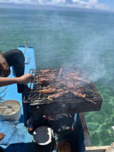 親子留学で船上バーベキューを楽しむ様子