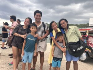 親子留学でホワイトサンドバー＆ドルフィンウォッチング後の記念写真