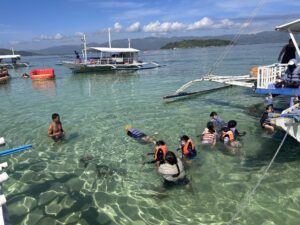 親子留学でホワイトサンドバーで海水浴を楽しむ様子