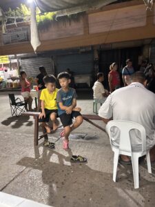 親子留学でドゥマゲテ市内を散策した子供たち