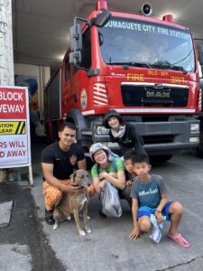 親子留学で消防署の看板犬と記念写真