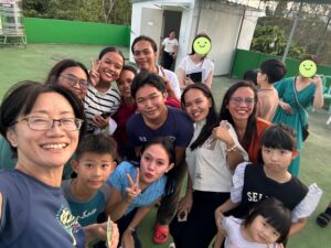 親子留学で卒業式後に先生や生徒と集合写真