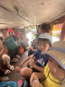 親子留学でジープニーに乗る様子