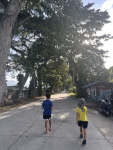 親子留学でB&D近隣の道路を歩く子供たち