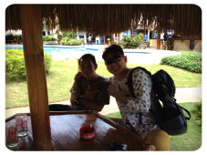 トライシクルドライバーと飲みながら語らうYusuke Haradaさん、ドゥマゲテ留学