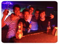 バーで出会った友人たちとの記念写真、ドゥマゲテ留学の出会い