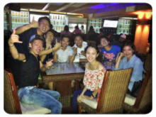 近所のバーでの仲間との集合写真、ドゥマゲテ留学の夜の交流