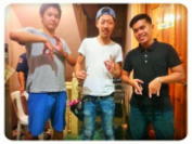 仲間や先生と一緒に写るYusuke Moriさん、フィリピン留学の思い出