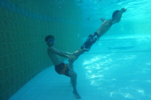 Fumiyaさんがフィリピン留学中に生徒たちと水中で組体操をした写真。ドゥマゲテ留学の楽しい思い出