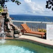 カズさんがフィリピン留学中に生徒やオーナーとビーチリゾートで過ごした写真。ドゥマゲテ留学の魅力的な観光体験1