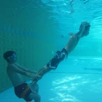 カズさんがフィリピン留学中に生徒やオーナーとビーチリゾートで過ごした写真。ドゥマゲテ留学の魅力的な観光体験2