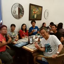 カズさんがフィリピン留学中に生徒や先生たちと外食を楽しんでいる写真。アットホームな学習環境