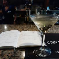 カズさんがフィリピン留学中に近隣のバーでリラックスして過ごした写真。アットホームで治安の良いドゥマゲテの雰囲気