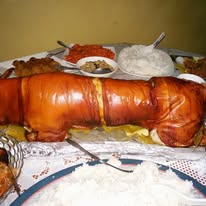 カズさんがフィリピン留学中にスタッフ家族の誕生日パーティーに招かれた写真。アットホームな学校の雰囲気が伝わる