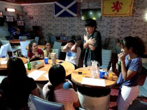 友人やオーナー、先生たちと近隣のバーで過ごしている様子の写真2