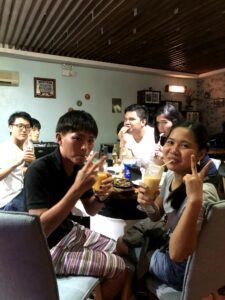 Koheiさんがオーナーや先生たちと近隣のバーで過ごしている様子の写真1