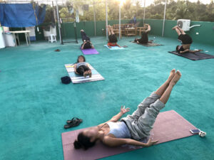 Koheiさんがフィリピン留学中に参加した屋上ヨガレッスンの写真。ドゥマゲテ留学のリラックスできる環境