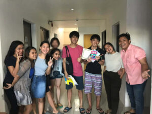 Koheiさんがフィリピン留学中に校内で友人や先生たちと撮影した記念写真。アットホームな学習環境1