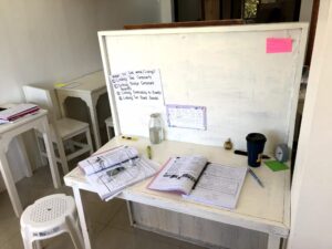 Koheiさんがフィリピン留学中に使用していた学習机の写真。集中して学べるマンツーマンレッスン環境