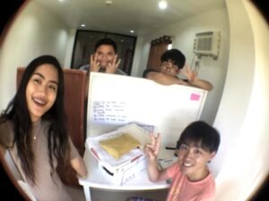 KoheiさんがThana先生と友人たち3人と一緒に撮影したセルフィ写真