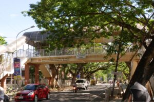 ナリさんがフィリピン留学中に撮影した英語表記の道路標識の写真。日常生活そのものが英語学習になるドゥマゲテ留学の環境