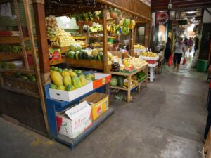 ナリさんがフィリピン留学中に味わった完熟バナナとパイナップルの写真。南国ドゥマゲテの食の魅力