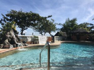 しょんさんがフィリピン留学中に留学生仲間とおすすめのプールで遊んだ時の写真。ドゥマゲテ留学の治安の良さとアットホームな雰囲気が伝わる