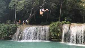 しょんさんがフィリピン留学中にシキホール島の滝でターザンジャンプをし、宙返りしながら飛び込んだ時の写真。アクティブに楽しめるドゥマゲテ留学の魅力