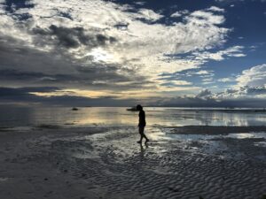 しょんさんがフィリピン留学中に撮影した砂浜と空が幻想的な景色の写真。ドゥマゲテ周辺の自然の美しさが伝わる