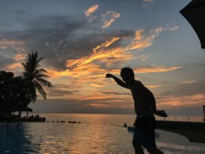 トミーさんがフィリピン留学中に撮影したシキホール島の夕日とインフィニティプールの写真。南国らしい絶景が広がる