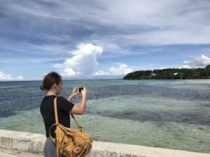 トミーさんがフィリピン留学中に出会った女生徒とシキホール島の港で撮影した写真。ドゥマゲテ留学の出会いと交流の魅力が伝わる