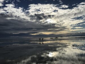 トミーさんがフィリピン留学中に撮影した早朝のホワイトサンドバー。海面が空を反射し幻想的な景色が広がるドゥマゲテ周辺の自然